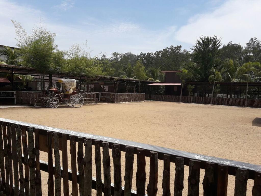 Hs Farm Waterpark Hotel Muar Exterior foto